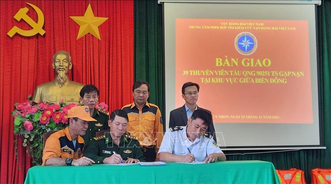 Đưa về bờ an toàn 39 thuyền viên trên tàu bị phá nước giữa biển khơi

​